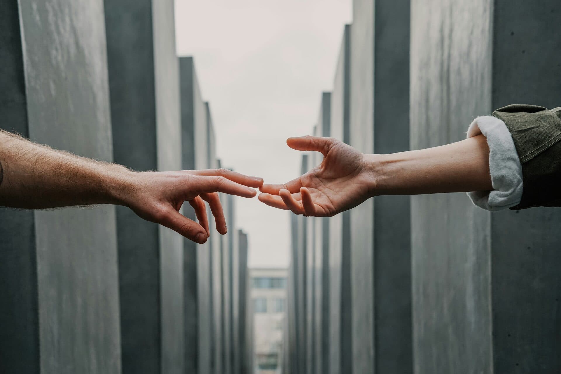 Particulier in gesprek met medisch expert over arbeidsongeschiktheid en UWV-zaken.